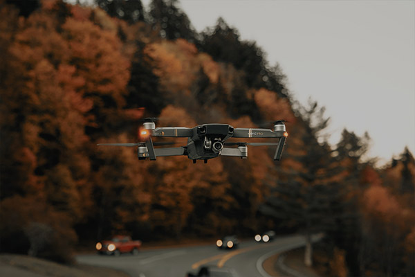 Vue aérienne d'un drone quadricoptère sur la route