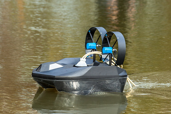 Drone aquatique sur plan d'eau