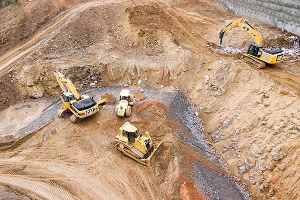 Vue aérienne de machineries lourdes au travail sur un chantier de construction