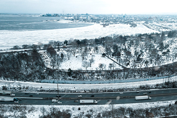 Vue aérienne d'une autoroute en hiver