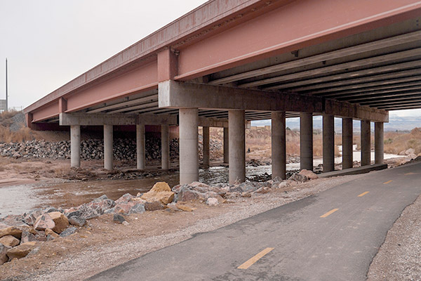 Inspection des fondations d'un viaduc sur un cours d'eau