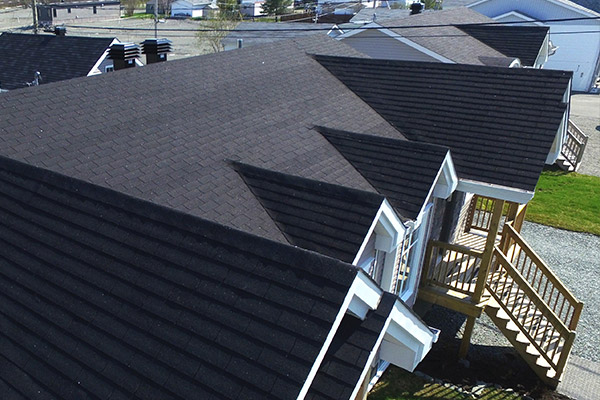 Vue aérienne du toit d'une maison en quartier résidentiel